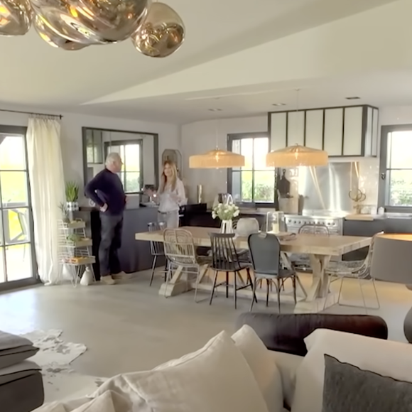 L’animateur Stéphane Thébaut s’attarde alors sur la teinte singulière de la façade.

Cecile Siméone dévoile sa maison en bois près de Lyon, "La maison France 5", Janvier 2025
