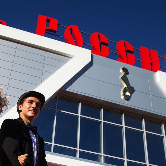 Gérard Depardieu inaugure un centre cinématographique à son nom en Russie. Un centre culturel dans la ville russe de Saransk où l’acteur français est enregistré en tant que résident porte désormais son nom. La star du cinéma français l’a inauguré personnellement. L’acteur français qui est citoyen russe depuis plus de trois ans a salué des habitants de Saransk qui sont venus à la cérémonie d’inauguration en russe. Il a aussi promis de voter aux élections législatives qui se tiendront le 18 septembre. Le 28 août 2016
ITAR TASS / BESTIMAGE