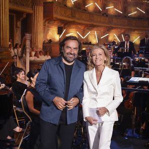 Exclusif - Claire Chazal, André Manoukian lors de l'enregistrement de l'émission Le Grand Echiquier - Spécial Claude François présentée par C.Chazal et A.Manoukian et diffusée le 13 janvier sur France, à l'Opéra royal du château de Versailles, accompagné par l'Orchestre de l'Opéra Royal à Versailles, France, le 16 septembre 2025. Jack Tribeca/Bestimage