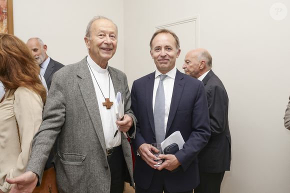 Exclusif - Monseigneur Dubost et Sir Thomas Drew lors d'un dîner de la Revue des Deux Mondes à la Maison de l'Amérique Latine à Paris le 15 septembre 2025

© Jack Tribeca / Bestimage