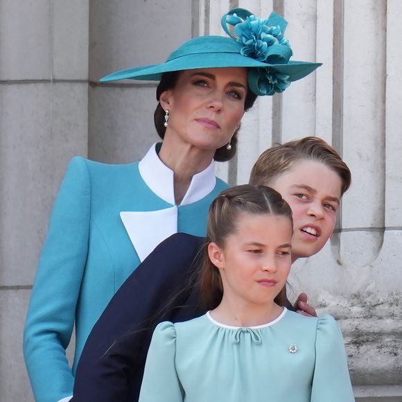 Le prince Louis de Galles, Le prince George de Galles, Catherine (Kate) Middleton, princesse de Galles, La princesse Charlotte de Galles - Les membres de la famille royale britannique au balcon de Buckingham Palace lors de la cérémonie Trooping the Colour à Londres, le 14 juin 2025. Affecté par le crash du Boeing 787 Dreamliner à Ahmedabad du 12 juin, le souverain et les officiels porteront un brassard noir en hommage aux plus de 270 victimes. Bon nombre d'elles étaient des ressortissants britanniques.
© Jams Whatling / Bestimage