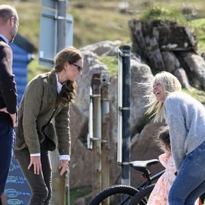 Le prince William et Kate Middleton, connus sous le nom de duc et duchesse de Rothesay lorsqu'ils sont en Écosse, rencontrent les responsables du service public de ferry ainsi que les membres de la communauté qui l'utilisent avant de prendre le ferry pour traverser l'eau jusqu'à l'île d'Iona, le dernier jour de la visite royale sur l'île de Mull, au Royaume-Uni, le 30 avril 2025. Photo par Doug Peters/EMPICS Entertainment/PA Wire/ABACAPRESS.COM