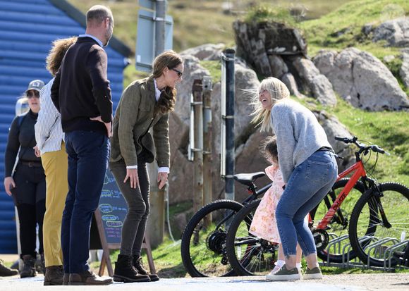 Le prince William et Kate Middleton, connus sous le nom de duc et duchesse de Rothesay lorsqu'ils sont en Écosse, rencontrent les responsables du service public de ferry ainsi que les membres de la communauté qui l'utilisent avant de prendre le ferry pour traverser l'eau jusqu'à l'île d'Iona, le dernier jour de la visite royale sur l'île de Mull, au Royaume-Uni, le 30 avril 2025. Photo par Doug Peters/EMPICS Entertainment/PA Wire/ABACAPRESS.COM