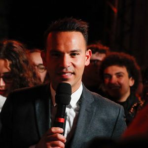 Face à Camille Combal, Mohamed Bouhafsi a confié : "Il y a un acteur français qui avait été détestable au dîner, a reconnu Mohamed Bouhafsi. Il trinquait pendant qu’on parlait et il n’écoutait pas les chroniques."

Mohamed Bouhafsi lors de l’émission "La grande soirée du 31 décembre de Paris" diffusée sur France 2 sur les Champs-Elysées à Paris, France, le 31 décembre 2024.  © Clovis-Tribeca/Bestimage
