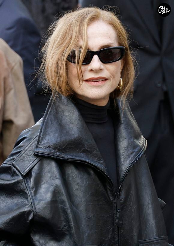 Mère et fille ont ainsi attiré les regards avec deux interprétations différentes du style Balenciaga.

Isabelle Huppert aux arrivées au défilé Balenciaga Collection Femme Prêt-à-Porter Printemps/Eté 2027 lors de la Fashion Week de Paris (PFW) au Tennis Club de Paris, France, le 1er octobre 2026. © Christophe Aubert/Bestimage