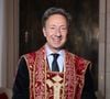 À 62 ans, on ne le présente plus lui qui est une figure dans le milieu audiovisuel depuis plus de trente ans, expert dans tout ce qui concerne les institutions monarchiques. 

Exclusif - Stéphane Bern nommé Pape du Patrimoine lors de la Saint Clément au restaurant Alain Ducasse Baccarat, à Paris, France, le 20 novembre 2025. © Denis Guignebourg/Bestimage