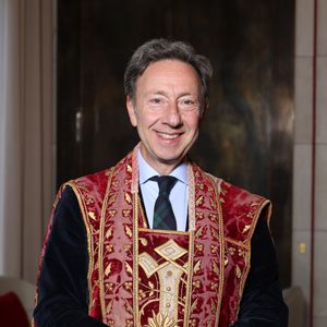 À 62 ans, on ne le présente plus lui qui est une figure dans le milieu audiovisuel depuis plus de trente ans, expert dans tout ce qui concerne les institutions monarchiques.
Exclusif - Stéphane Bern nommé Pape du Patrimoine lors de la Saint Clément au restaurant Alain Ducasse Baccarat, à Paris, France, le 20 novembre 2025. © Denis Guignebourg/Bestimage