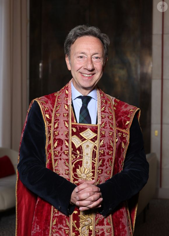 À 62 ans, on ne le présente plus lui qui est une figure dans le milieu audiovisuel depuis plus de trente ans, expert dans tout ce qui concerne les institutions monarchiques. 

Exclusif - Stéphane Bern nommé Pape du Patrimoine lors de la Saint Clément au restaurant Alain Ducasse Baccarat, à Paris, France, le 20 novembre 2025. © Denis Guignebourg/Bestimage