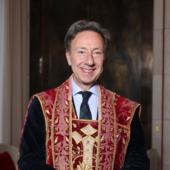 À 62 ans, on ne le présente plus lui qui est une figure dans le milieu audiovisuel depuis plus de trente ans, expert dans tout ce qui concerne les institutions monarchiques. 

Exclusif - Stéphane Bern nommé Pape du Patrimoine lors de la Saint Clément au restaurant Alain Ducasse Baccarat, à Paris, France, le 20 novembre 2025. © Denis Guignebourg/Bestimage