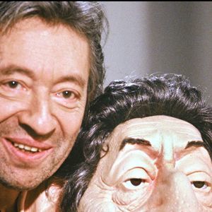 Serge Gainsbourg invité de l'émission "Nulle part ailleurs", avec sa marionnette des Guignols, en 1989. AGENCE / BESTIMAGE