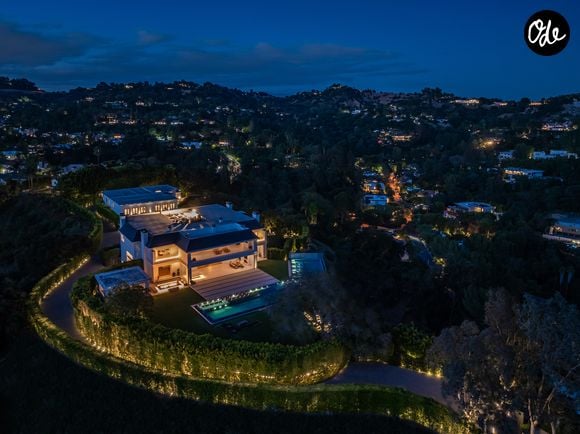 L’ancienne propriété de Ben Affleck et Jennifer Lopez à Beverly Hills s’étend sur près de deux hectares. La résidence compte 12 chambres, 24 salles de bains, une piscine à débordement, un vaste complexe sportif et un garage pouvant accueillir 12 voitures. Crédit photo : Simon Berlyn.