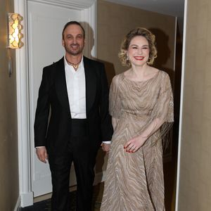 Exclusif -   Emilie Dequenne (En Dior) se prépare pour la 95ème édition de la cérémonie des Oscars à Los Angeles dans sa chambre d'hôtel (Le Sofitel Beverly Hills) avec son mari Michel Ferracci (en Fursac) le 12 mars 2023.
© Agence / Bestimage