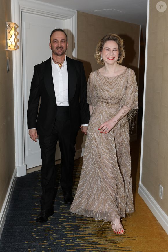 Exclusif -   Emilie Dequenne (En Dior) se prépare pour la 95ème édition de la cérémonie des Oscars à Los Angeles dans sa chambre d'hôtel (Le Sofitel Beverly Hills) avec son mari Michel Ferracci (en Fursac) le 12 mars 2023.
© Agence / Bestimage