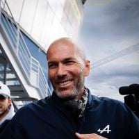 On le voit rarement comme ça ! Zinédine Zidane s'enflamme avec une chanteuse française emblématique