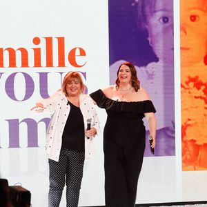 Exclusif - Michèle Bernier et sa fille Charlotte Gaccio lors de l'enregistrement de l'émission "Famille je vous aime" présentée par M. Drucker et qui sera diffusée le 13 juin 2025 sur France 3, aux Studios rive gauche à Paris, France, le 14 avril 2025. © Clovis-Gaffiot/Bestimage
Tout au long de sa carrière, Michel Drucker a interviewé les parents de ses invités pour comprendre leur parcours. Il a tissé des liens avec chacune de leur famille. Voilà comment est née l'idée de " Famille je vous aime ".

Cette émission diffusée en prime time sur France 3, entre la Fête des Mères et la Fête des Pères, a pour thème principal la transmission.

La famille a toujours inspiré les artistes que ce soit en chanson ou en humour. Gad Elmaleh, le parrain de cette première émission sera accompagné de Régine et David, ses parents. Il y aura également Dany Brillant, Anne Roumanoff, Roman Doduick et leur maman, Michèle Bernier, Laurent Voulzy, Gérard Lanvin, Louis Chedid, Michel et Beatrice Leeb et leurs enfants, mais aussi David Hallyday et Olivier de Benoist dont les récents spectacles abordent ce sujet.

Entre émotion et fous rires, nous n'avons pas fini d'aimer ces drôles de Familles !