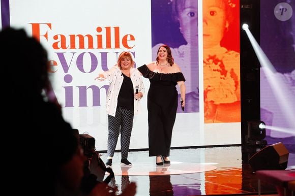 Exclusif - Michèle Bernier et sa fille Charlotte Gaccio lors de l'enregistrement de l'émission "Famille je vous aime" présentée par M. Drucker et qui sera diffusée le 13 juin 2025 sur France 3, aux Studios rive gauche à Paris, France, le 14 avril 2025. © Clovis-Gaffiot/Bestimage
Tout au long de sa carrière, Michel Drucker a interviewé les parents de ses invités pour comprendre leur parcours. Il a tissé des liens avec chacune de leur famille. Voilà comment est née l'idée de " Famille je vous aime ".

Cette émission diffusée en prime time sur France 3, entre la Fête des Mères et la Fête des Pères, a pour thème principal la transmission.

La famille a toujours inspiré les artistes que ce soit en chanson ou en humour. Gad Elmaleh, le parrain de cette première émission sera accompagné de Régine et David, ses parents. Il y aura également Dany Brillant, Anne Roumanoff, Roman Doduick et leur maman, Michèle Bernier, Laurent Voulzy, Gérard Lanvin, Louis Chedid, Michel et Beatrice Leeb et leurs enfants, mais aussi David Hallyday et Olivier de Benoist dont les récents spectacles abordent ce sujet.

Entre émotion et fous rires, nous n'avons pas fini d'aimer ces drôles de Familles !