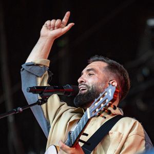 Kendji Girac en concert lors du festival de musique du Printemps de Perouges au Chateau de Saint-Maurice-de-Remens le 29 juin 2025. © Sandrine Thesillat / PsNewZ / Bestimage