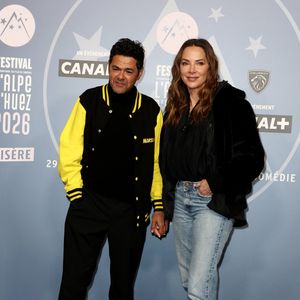 Jamel Debbouze et sa femme Mélissa Theuriau - Tapis rouge lors du 29ème Festival International du Film de Comédie de l'Alpe d'Huez le 21 Janvier 2026. © Dominique Jacovides/Bestimage