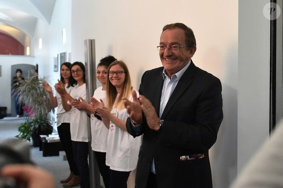Et cela n'était plus arrivé depuis Jean-Pierre Pernaut de son vivant.

Jean-Pierre Pernaut lors du tournage de l'émission "Votre plus beau marché de France" à Montbrison le 14 juin 2019.

© Frédéric Chambert / Panoramic / Bestimage