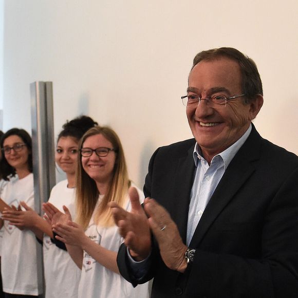 Et cela n'était plus arrivé depuis Jean-Pierre Pernaut de son vivant.

Jean-Pierre Pernaut lors du tournage de l'émission "Votre plus beau marché de France" à Montbrison le 14 juin 2019.

© Frédéric Chambert / Panoramic / Bestimage