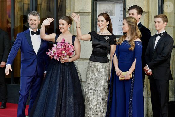 La princesse Isabella, la reine Mary de Danemark, le roi Frederik de Danemark, la princesse Joséphine, les prince Christian et Vincent, spectacle d’anniversaire au Théâtre Royal à l’occasion des 18 ans de la princesse Isabella, à Copenhague, au Danemark, le 15 avril 2025. © Dana Press / Bestimage