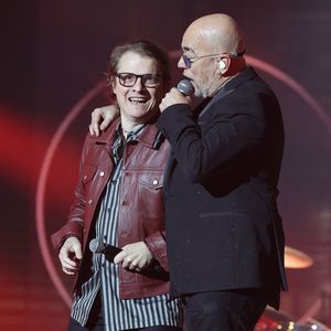 Exclusif - Bénabar et Pascal Obispo lors du concert du gala de Noël de l'association Tout le monde contre le cancer fête ses 20 ans, le 4 décembre 2025. 

Photo : Coadic Guirec / Bestimage