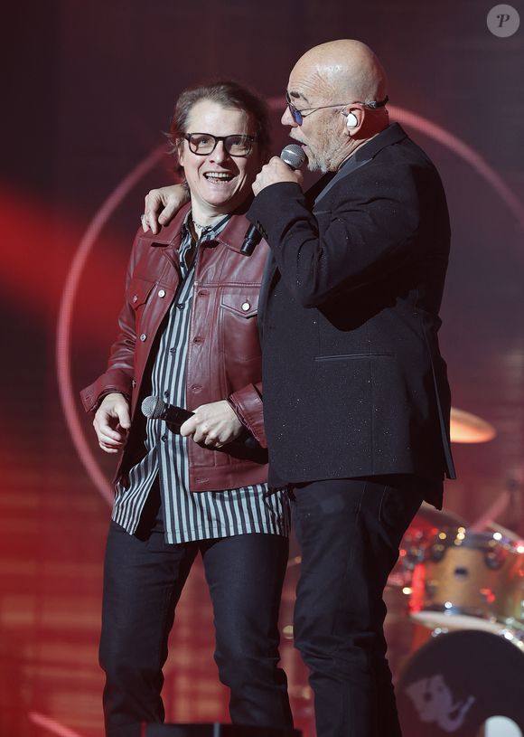Exclusif - Bénabar et Pascal Obispo lors du concert du gala de Noël de l'association Tout le monde contre le cancer fête ses 20 ans, le 4 décembre 2025. 

Photo : Coadic Guirec / Bestimage