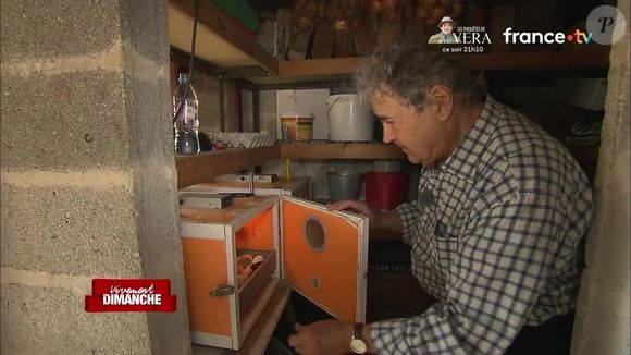En septembre dernier, soit quatre mois avant la disparition de Simone, le chanteur avait fait visiter son havre de paix aux internautes.

Pierre Perret dans sa maison de Nangis, en Seine-et-Marne, son havre de paix avec piscine. Les images ont été diffusés dans "Vivement dimanche" sur France 3, le 16 novembre 2025.

Photo : Capture d'écran / France 3