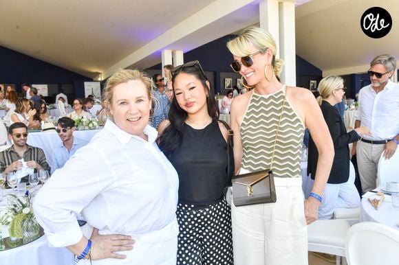 Les deux femmes sont de très bonnes amies et ont toutes deux adopté leurs filles respectives au Vietnam.

Exclusif - La cheffe Hélène Darroze, Laeticia Hallyday et sa fille Joy dans l'Espace VIP lors de la 9ème édition du "Longines Paris Eiffel Jumping" au Champ de Mars à Paris, France, le 25 juin 2023. © Perusseau-Veeren/Bestimage