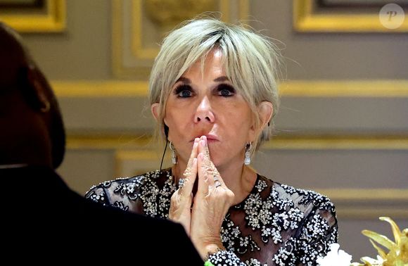Brigitte Macron lors du dîner d’État en l’honneur du président brésilien et de sa femme au palais présidentiel de l’Élysée à Paris, France, le 5 juin 2025. 

© Dominique Jacovides / Bestimage