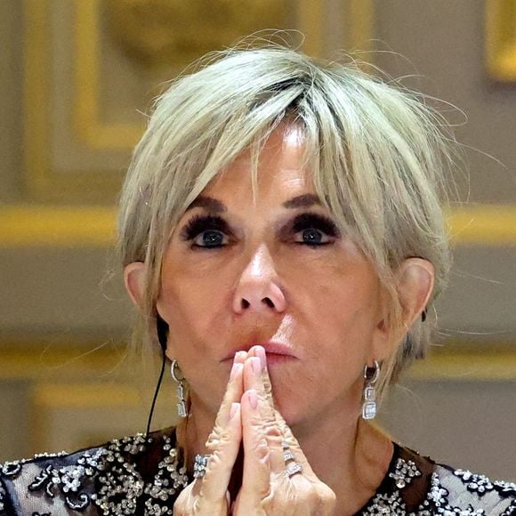 Brigitte Macron lors du dîner d’État en l’honneur du président brésilien et de sa femme au palais présidentiel de l’Élysée à Paris, France, le 5 juin 2025. 

© Dominique Jacovides / Bestimage