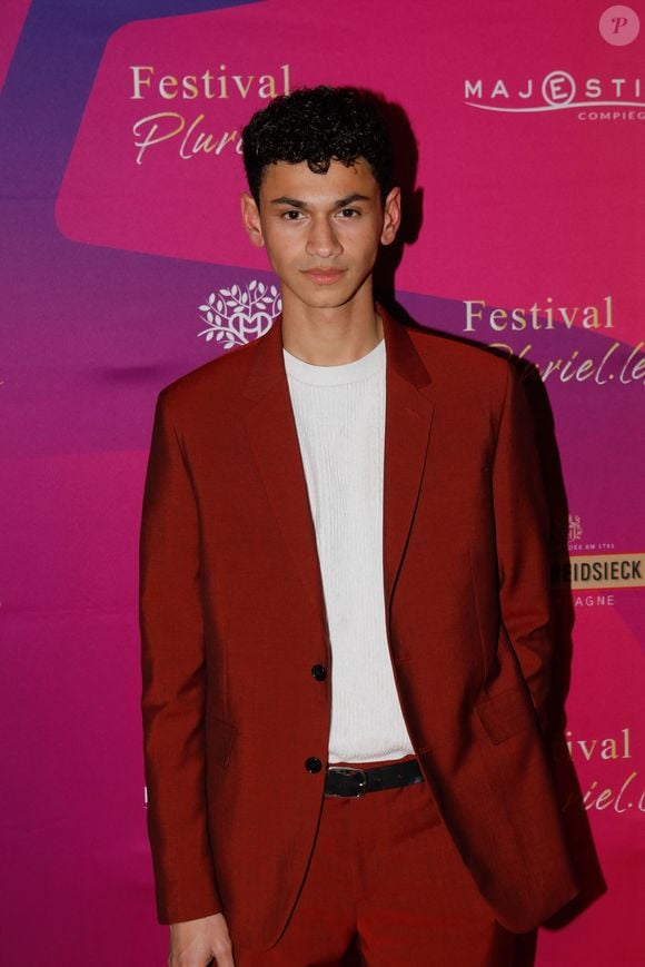 Ce lundi 8 septembre 2025, Lucas Ivoula a annoncé qu'il quittait la série.

Lucas Ivoula lors de la cérémonie de clôture de la 5ème édition du festival Pluriel.les (Plurielles) au cinéma Majestic de Compiègne, France, le 19 mars 2022 . © Christophe Clovis/Bestimage