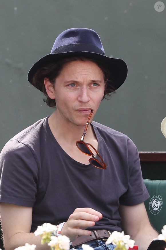 Le chanteur Raphaël (Raphaël Haroche) dans les tribunes des internationaux de Roland Garros - jour 4 - à Paris, France, le 30 mai 2018. © Cyril Moreau - Dominique Jacovides/Bestimage