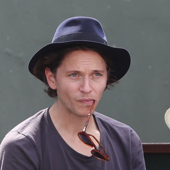 Le chanteur Raphaël (Raphaël Haroche) dans les tribunes des internationaux de Roland Garros - jour 4 - à Paris, France, le 30 mai 2018. © Cyril Moreau - Dominique Jacovides/Bestimage