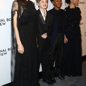 Angelina Jolie avec sa fille Shiloh Jolie-Pitt (le bras en écharpe) et sa fille Zahara Jolie-Pitt et Loung Ung - Célébrités à la soirée de gala des National Board of Review Annual Awards à New York City, New York, Etats-Unis, le 9 janvier 2018.