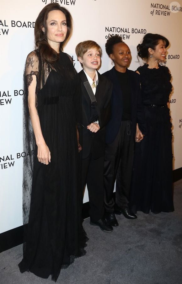 Angelina Jolie avec sa fille Shiloh Jolie-Pitt (le bras en écharpe) et sa fille Zahara Jolie-Pitt et Loung Ung - Célébrités à la soirée de gala des National Board of Review Annual Awards à New York City, New York, Etats-Unis, le 9 janvier 2018.