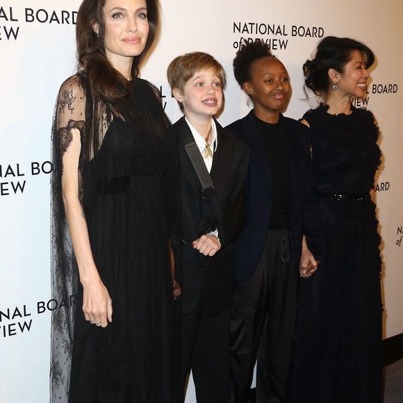 Angelina Jolie avec sa fille Shiloh Jolie-Pitt (le bras en écharpe) et sa fille Zahara Jolie-Pitt et Loung Ung - Célébrités à la soirée de gala des National Board of Review Annual Awards à New York City, New York, Etats-Unis, le 9 janvier 2018.