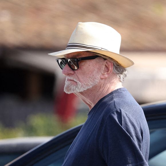 Sans que la maladie en question ne soit précisé 
Eddy Mitchell et sa femme Muriel se baladent sur le port de Saint-Tropez le 6 juillet 2024.