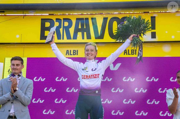 Cedrine Kerbaol (CERATIZIT - WNT PRO CYCLING TEAM), porteuse du maillot blanc du Tour de France féminin, sur le podium à Albi, France, le 27 juillet 2023. Photo by Arnaud Bertrand/ ABACAPRESS.COM