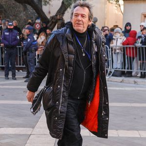 Fidèle à ses valeurs, Brigitte Bardot a voulu une cérémonie simple, sans extravagance, avec un cercueil en osier biodégradable.

Jean-Luc Reichmann - Arrivées aux obsèques de Brigitte Bardot en l'église Paroissiale Notre-Dame-de-l'Assomption de Saint-Tropez, France, le 7 janvier 2026.   © Jacovides-Moreau/Bestimage