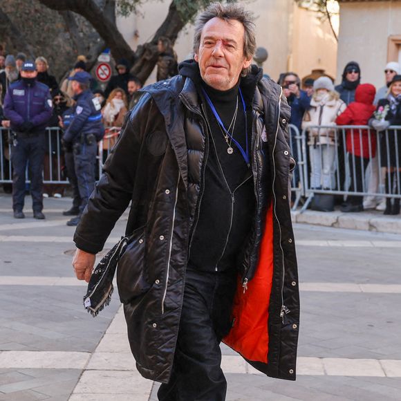 Fidèle à ses valeurs, Brigitte Bardot a voulu une cérémonie simple, sans extravagance, avec un cercueil en osier biodégradable.

Jean-Luc Reichmann - Arrivées aux obsèques de Brigitte Bardot en l'église Paroissiale Notre-Dame-de-l'Assomption de Saint-Tropez, France, le 7 janvier 2026.   © Jacovides-Moreau/Bestimage