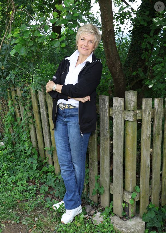 Exclusif - Véronique Jannot pose lors de la 4ème édition du festival cinéma français et gastronomie d'Aix-les-Bains, le 4 juin 2025.
© Denis Guignebourg / Bestimage