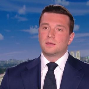 Face aux questions de la journaliste, Jordan Bardella a dû concéder la vérité sur le shooting en Corse : tous deux savaient qu'ils étaient photographiés.