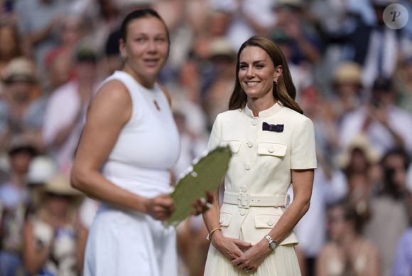 La princesse de Galles sur le court central après la finale du simple dames, le treizième jour des championnats de Wimbledon 2025, au All England Lawn Tennis and Croquet Club, à Londres. Date de la photo : samedi 12 juillet 2025. ... Wimbledon 2025 - Treizième jour - All England Lawn Tennis and Croquet Club ... 12-07-2025 ... Londres ... Royaume-Uni ... Crédit photo : Andrew Matthews/PA Wire.