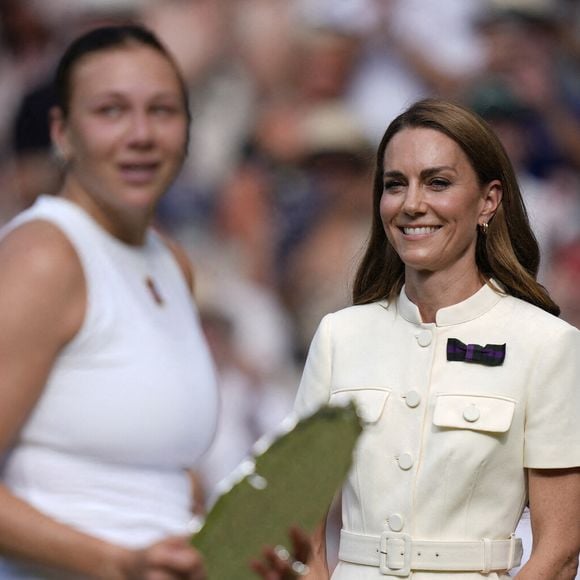 La princesse de Galles sur le court central après la finale du simple dames, le treizième jour des championnats de Wimbledon 2025, au All England Lawn Tennis and Croquet Club, à Londres. Date de la photo : samedi 12 juillet 2025. ... Wimbledon 2025 - Treizième jour - All England Lawn Tennis and Croquet Club ... 12-07-2025 ... Londres ... Royaume-Uni ... Crédit photo : Andrew Matthews/PA Wire.