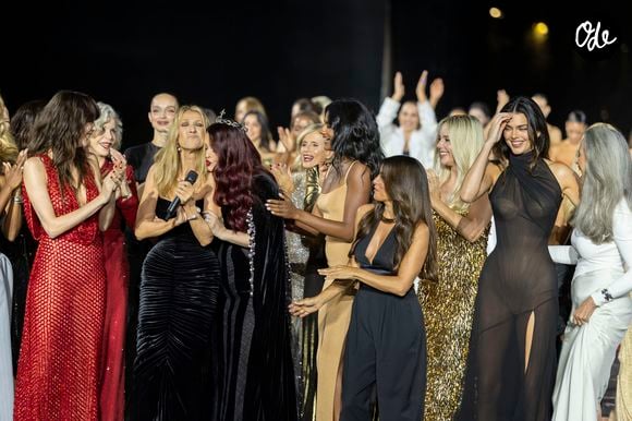 Céline Dion avec Heidi Klum, Aja Naomi King, Bebe Vio Grandis, Cara Delevingne, Céline Dion, Eva Longoria, Simone Ashley, Aishwarya Rai Bachchan and Kendall Jenner – Défilé L’Oreal Paris « Express Your Worth » à Paris, France, le 29 septembre 2026. © Olivier Borde / Bestimage