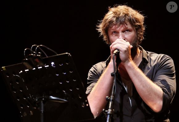 Bertrand Cantat (ex-membre du groupe "Noir Désir" et actuel membre du groupe "Détroit") fait une pause dans sa carrière musicale et se lance dans une tournée de lecture de textes poétiques avec deux musiciens autour de lui. Son nouveau spectacle de lecture (Condor Live) est tiré du livre "Condor" de Caryl Ferey. C'est une oeuvre allégorique et hallucinée, d'un couple fuyant la mort dans le Chili d'après Pinochet. Cenon, le 22 septembre 2016.
© Patrick Bernard/ Bestimage