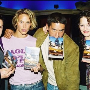Archives - Frédéric Diefenthal, Emma Sjoberg, Samy Naceri, Marion Cotillard lors du lancement de la vidéo "Taxi 2" en 2000  COADIC GUIREC / BESTIMAGE