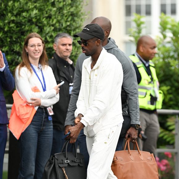 adopté par les joueurs de l’équipe de France

Ousmane Dembélé - L'équipe de France de football s'envole du Bourget pour rejoindre Boston aux Etats Unis pour participer à la coupe du monde de la FIFA (du 11 juin au 19 juillet, aux États-Unis, au Canada et au Mexique), le 10 juin 2026. Pierre Perusseau/Bestimage