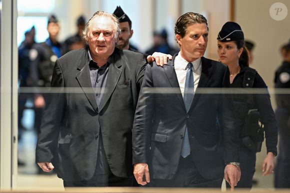 L'acteur français Gérard Depardieu arrive, avec son avocat Jérémie Assous, à l'ouverture de son procès pour agressions sexuelles sur deux femmes lors d'un tournage de film en 2021, au tribunal correctionnel de Paris, France, le 24 mars 2025. Depardieu, 76 ans, qui a réalisé plus de 200 films et séries télévisées, a été accusé de comportement inapproprié par une vingtaine de femmes, mais c'est la première affaire à être jugée. Les deux plaignantes - Amélie, 54 ans, décoratrice, et Sarah (nom modifié), 34 ans, assistante réalisatrice - allèguent une agression sexuelle lors du tournage en 2021 de « Les Volets Verts » du réalisateur Jean Becker. © Pierre Perusseau/Bestimage